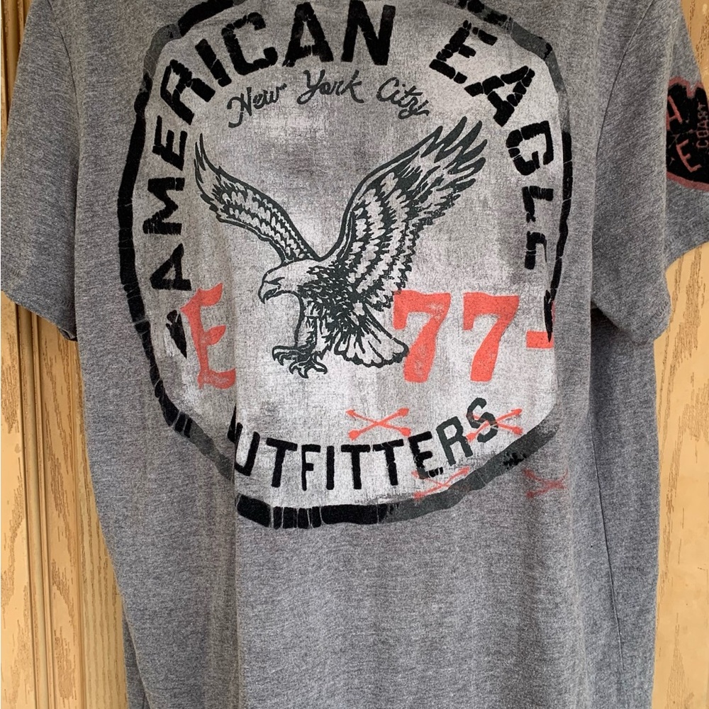 💚3/$25 American Eagle Outfitters Gray and Red Graphic Tee large